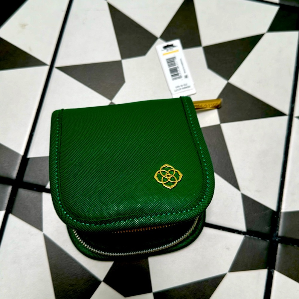 Kendra Scott Earring Green Holder